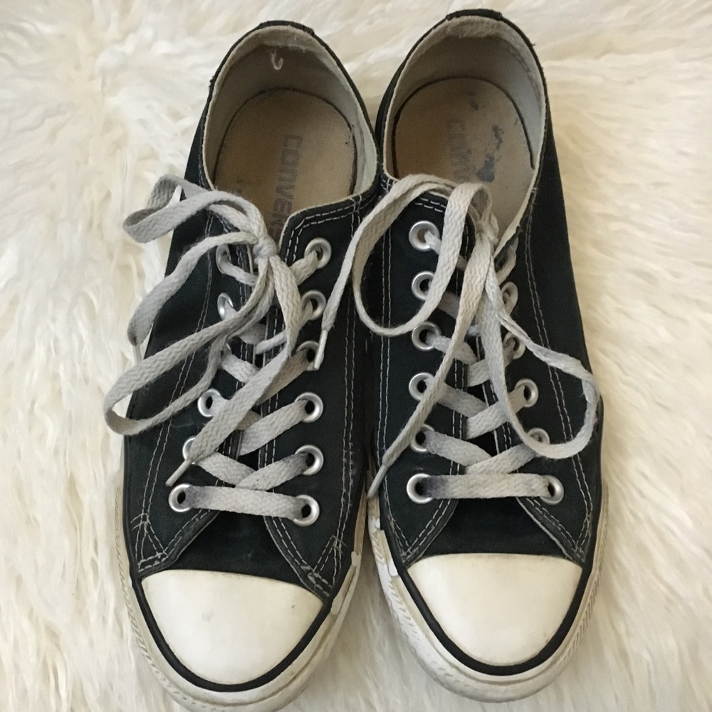 • BLACK ALL STAR LOW TOP CONVERSE •